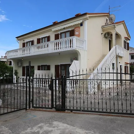 In With Two-bedrooms 10 Apartment *