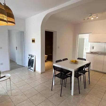 In With Two-bedrooms 10 *