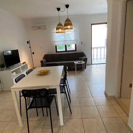 In With Two-bedrooms 10 Apartment *