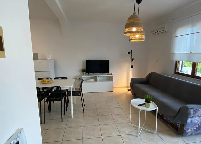 In With Two-bedrooms 10 *