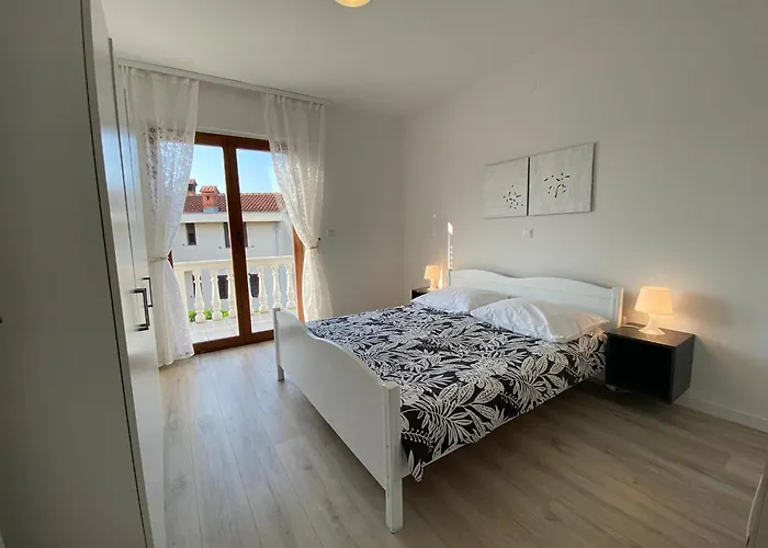 In With Two-bedrooms 10 *