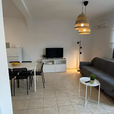 In With Two-bedrooms 10 *