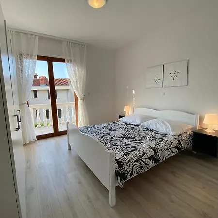 In With Two-bedrooms 10 *